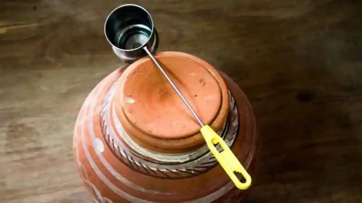 Earthen pot