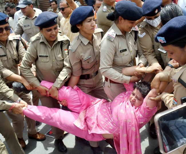 Congress Activists clash with police