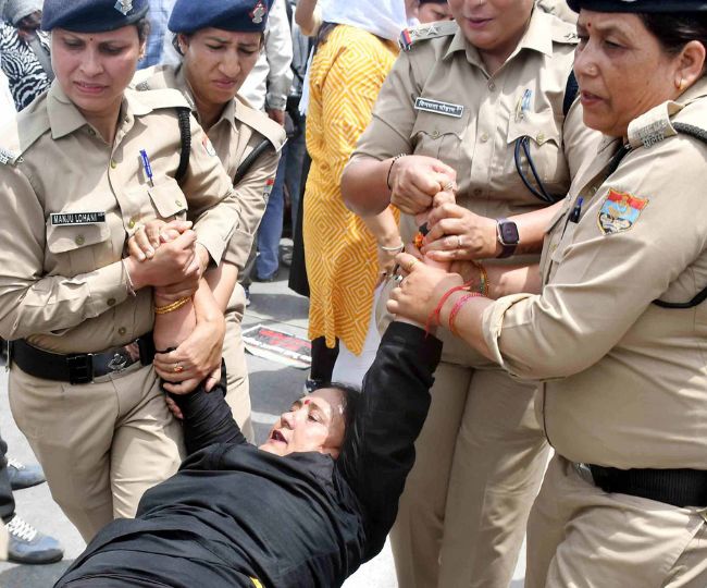 Congress Activists clash with police in doon