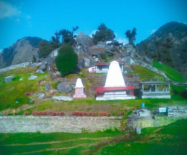 Sankathar Mahadev Temple and Cave located at Majuwa Top near Karmi village in Bageshwar