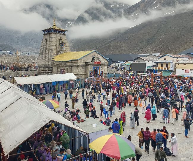 pilgrims at Kedarnath shrine