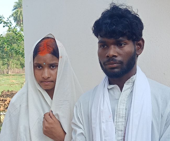 Love Marriage at Ghutwe Shiv Mandir Jamui Villagers Bless Couple (1)