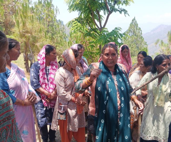 villagers protest in pauri