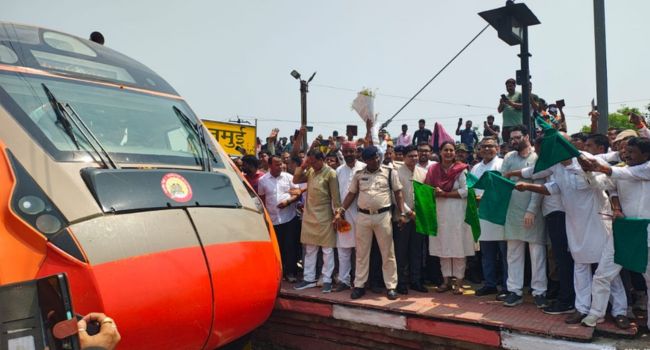 patna howrah vande bharat express halts at jamui station (1)