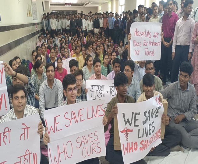 junior doctors Protest of SRN Hospital at Prayagraj