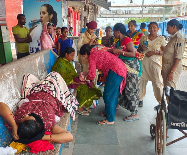 Jamui Station Woman Delivers Baby on Platform Passengers Help