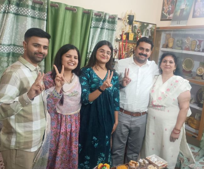 Uttarakhand PCS Topper :- टिफिन डिलीवरी से SDM तक का सफर, मीनाक्षी भाटिया की सफलता ने बदल दी सोच !