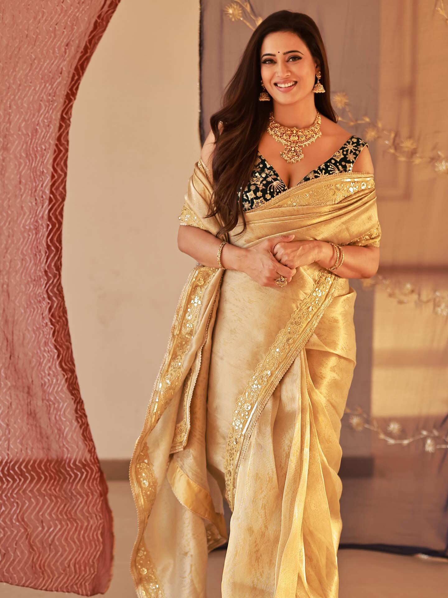 shweta.tiwari_1777810313_3888875741832376110_1343411903