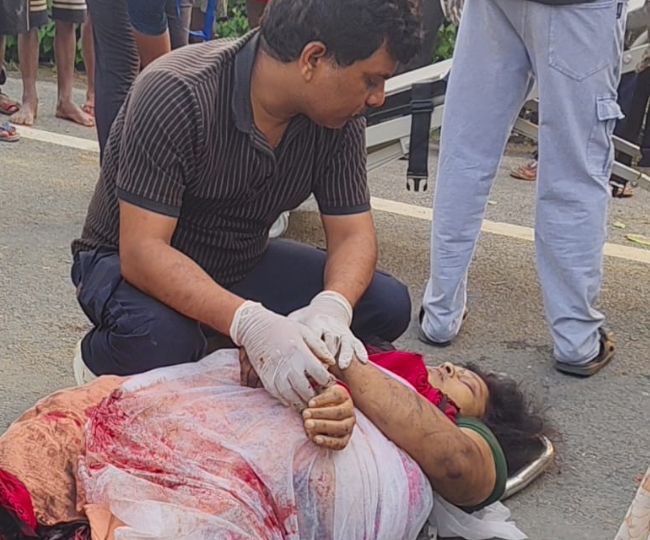Bhagalpur Road Accident Woman Dies in Tragic Divider Crash (1)