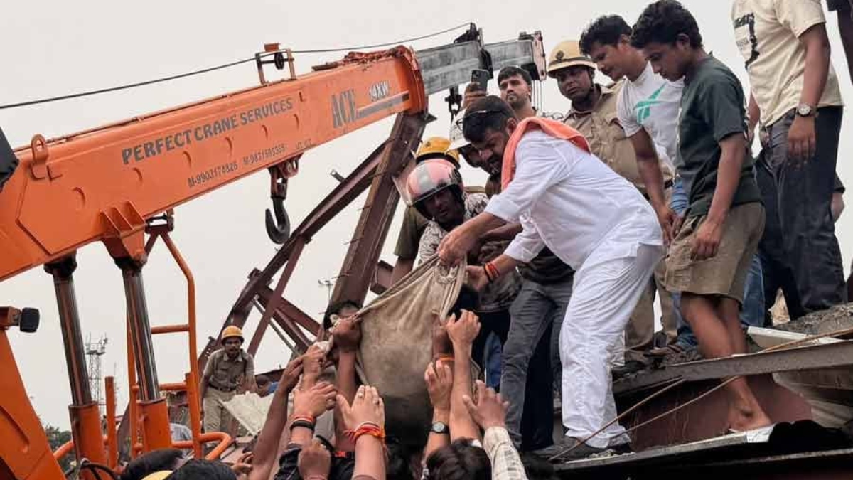 तारातल्ला में निर्माणाधीन गोदाम का शेड ढहा