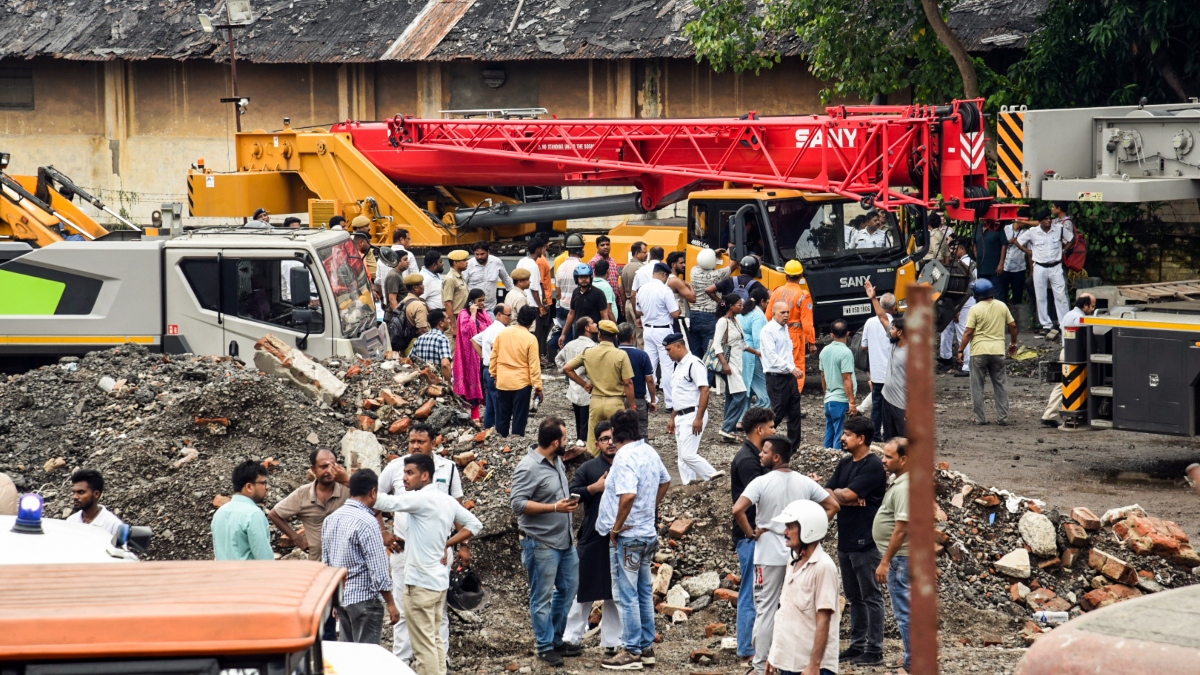 तारातल्ला में निर्माणाधीन गोदाम ढहा (4)