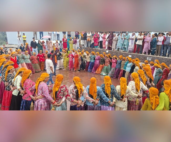 Dancing women