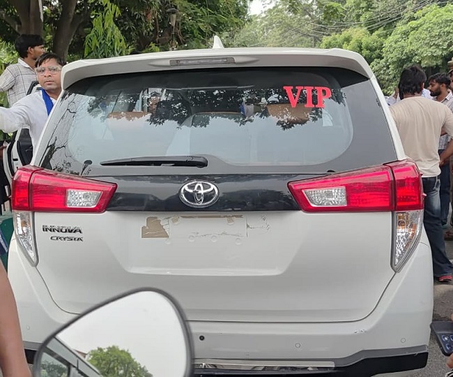 बिना नंबर की 'VIP' कार से पीड़ितों को 'न्याय' दिलाने आना भीम आर्मी जय भीम के अध्यक्ष को पड़ा भारी, CO ने लगाई फटकार... - bhim army chief arrived in car without