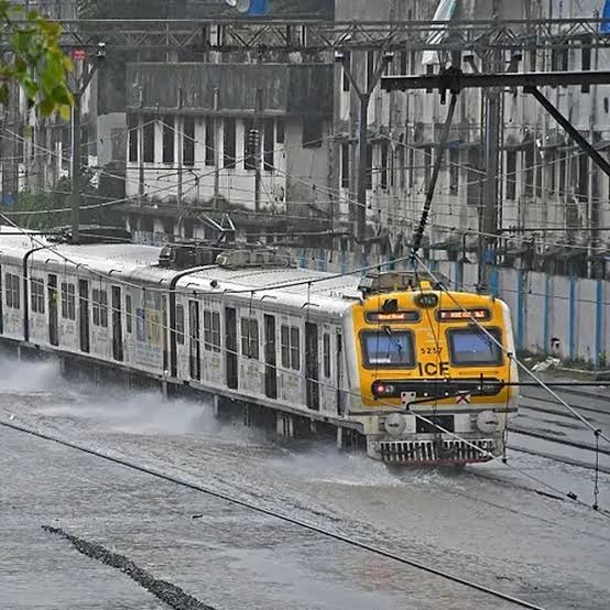 mumbai local in rain