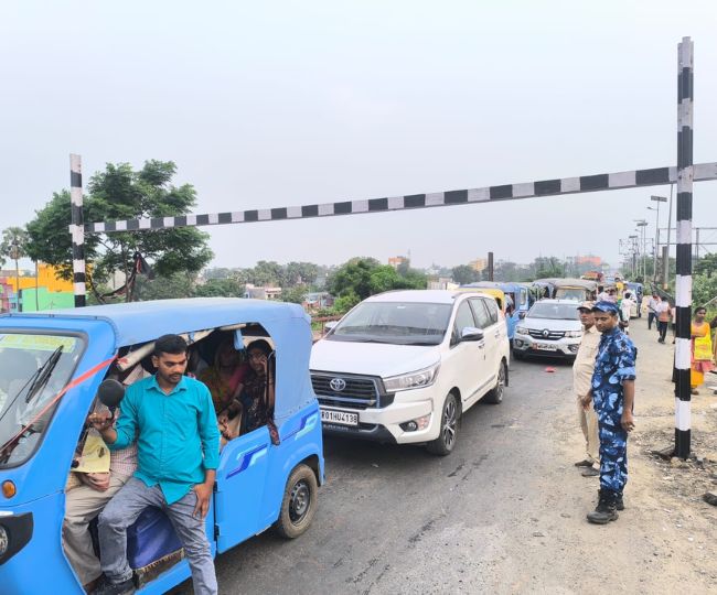 Bhagalpur Vikramshila Bridge Height Barrier Stops Heavy Vehicles (2)