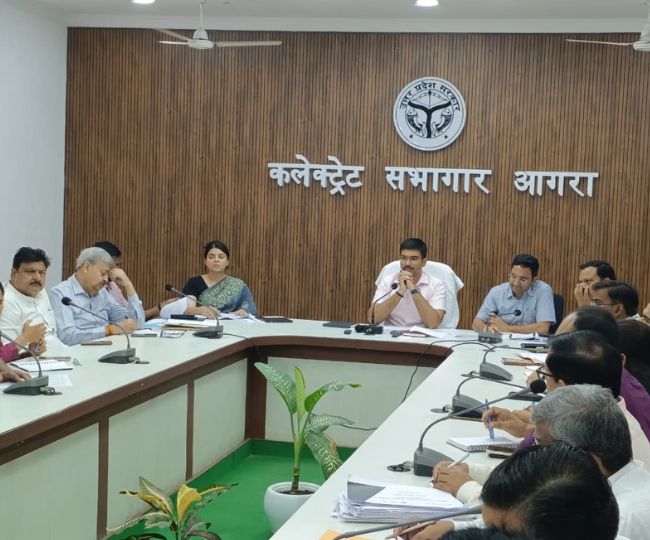 agra dm small meeting