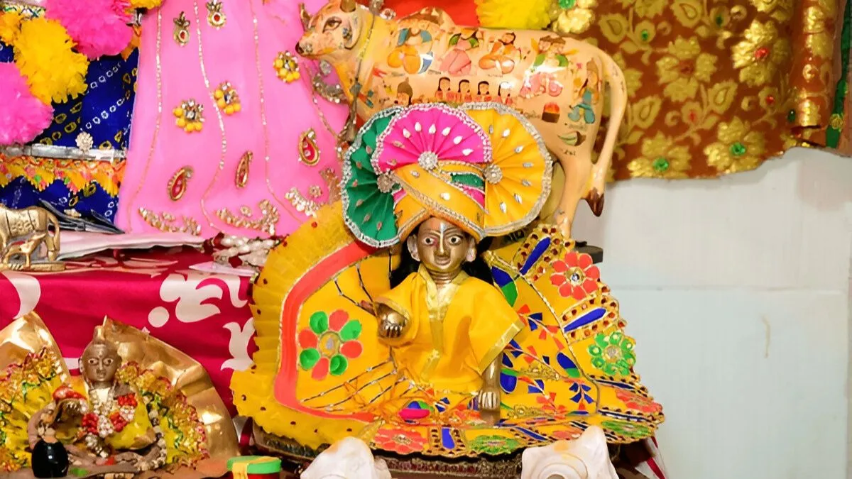 bhog-offer-to-laddu-gopal-1757604552706