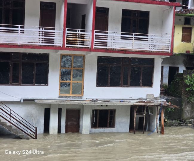 Yamuna River Water entered in hotel basment