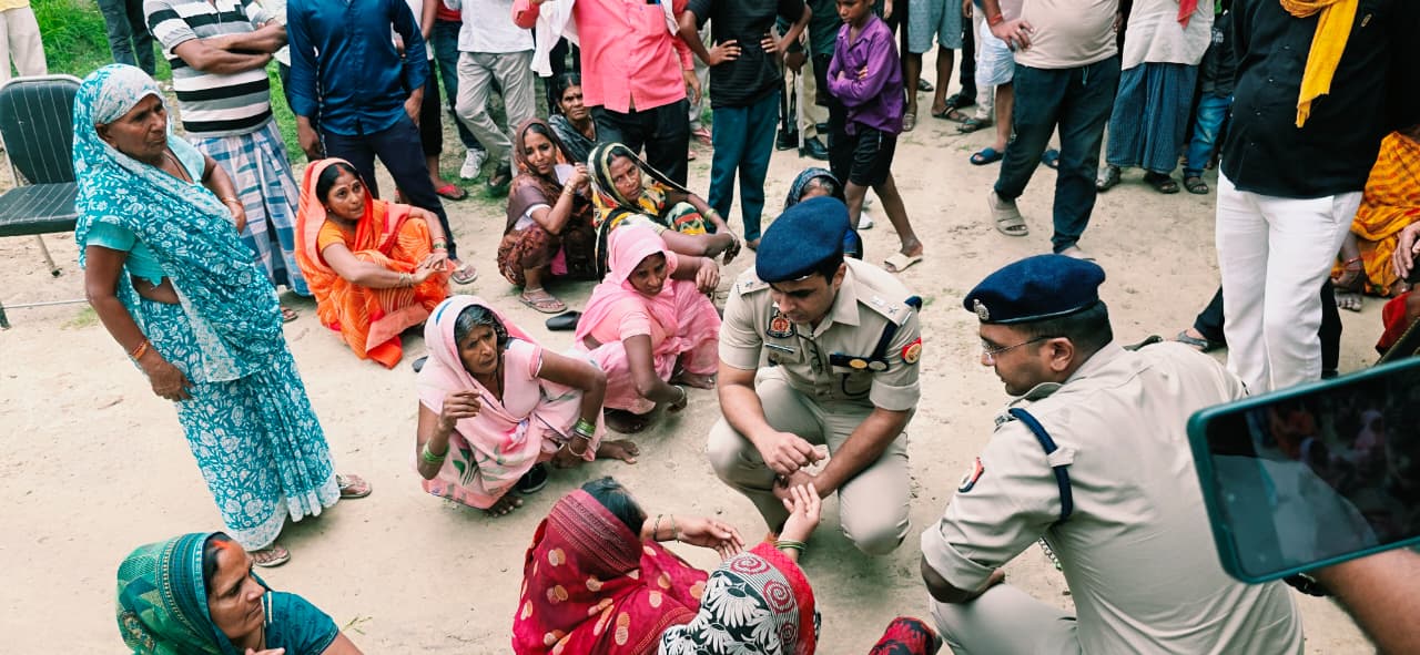 आजमगढ़ में दादा और पोते की कुल्हाड़ी से मारकर हत्या, आरोप&zwj;ितों की तलाश में  पुल&zwj;िस टीम गठ&zwj;ित - grandfather and grandson hacked to death with an axe in  azamgarh police team formed