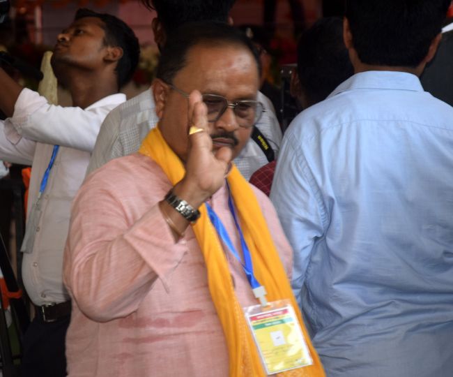 Slug gopal mandal barricade jump at cm samrat chaudhary event in bhagalpur