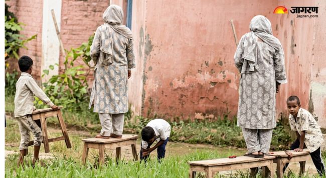 Bihar School Access Students Carry Bench for Teacher in Mud (2)