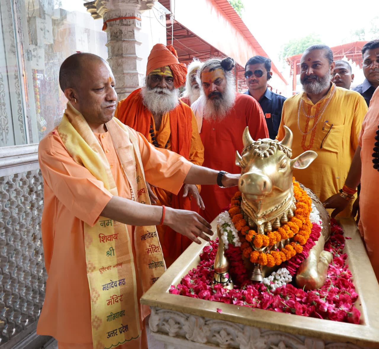 सीएम योगी ने गाजियाबाद के प्राचीन दूधेश्वरनाथ मंदिर में किया रुद्राभिषेक, श्रद्धालुओं को दिया खास संदेश - cm yogi performs rudrabhishek at dudheshwarnath temple ...