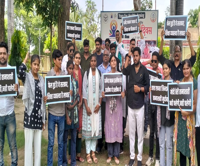 Protesting in Pratapgarh in support of agitation at Jantar Mantar