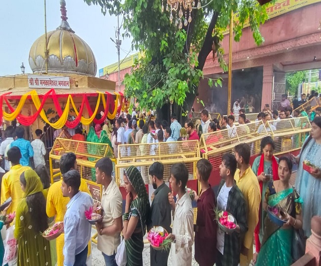 Devotees in Prayagraj Shiv Mandir