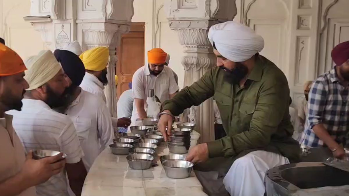 raj kundra water serving
