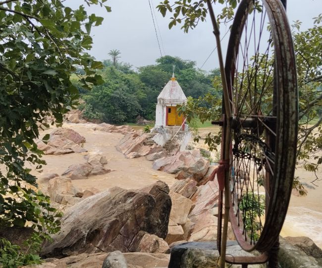 Banka River Temple Devotees Use Bicycle Rims for Jalabhishek (1)