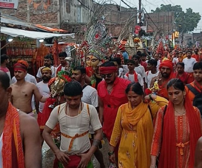 Patna Devotees Carry 54 Foot Kanwar to Baidyanath Dham (1)